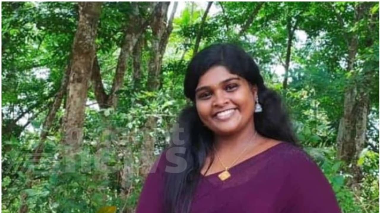 സ്‌കൂട്ടറും ലോറിയും കൂട്ടിയിടിച്ച് അപകടം; എസ്എഫ്ഐ ജില്ലാ കമ്മിറ്റി അംഗത്തിന് ദാരുണാന്ത്യം