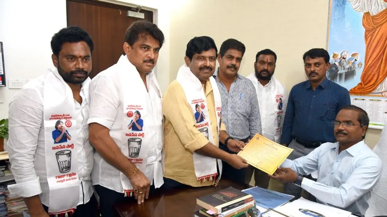 మండలిలో జనసేన తొలి అడుగు.. ఎమ్మెల్సీగా ధ్రువపత్రం అందుకున్న హరిప్రసాద్ మండలిలో జనసేన తొలి అడుగు.. ఎమ్మెల్సీగా ధ్రువపత్రం అందుకున్న హరిప్రసాద్