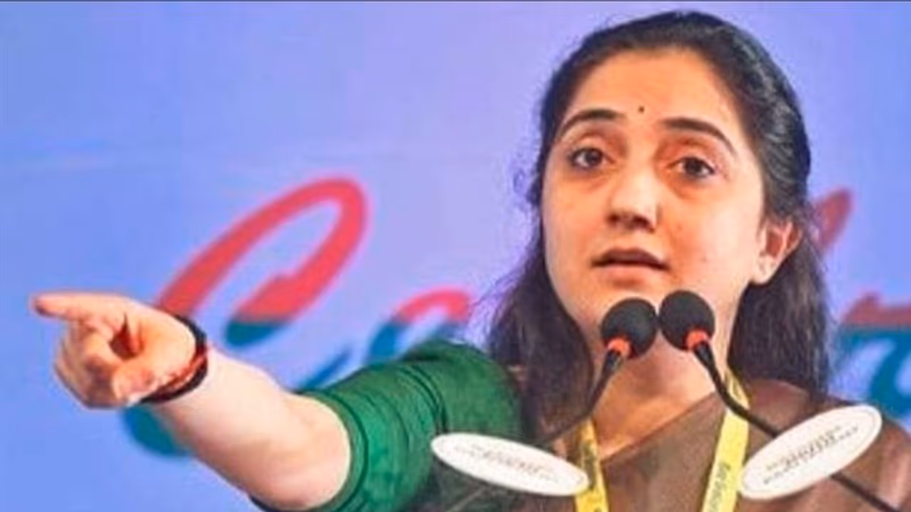 ಹಿಂದೂ ಹಿಂಸಾಚಾರಿ ಆಗಿದ್ದರೆ ನಾನು ಇಷ್ಟೊಂದು ಭದ್ರತೆಯಲ್ಲಿ ಇರಬೇಕಿರಲಿಲ್ಲ: ನೂಪುರ್ ಶರ್ಮಾ ಹಿಂದೂ ಹಿಂಸಾಚಾರಿ ಆಗಿದ್ದರೆ ನಾನು ಇಷ್ಟೊಂದು ಭದ್ರತೆಯಲ್ಲಿ ಇರಬೇಕಿರಲಿಲ್ಲ: ನೂಪುರ್ ಶರ್ಮಾ