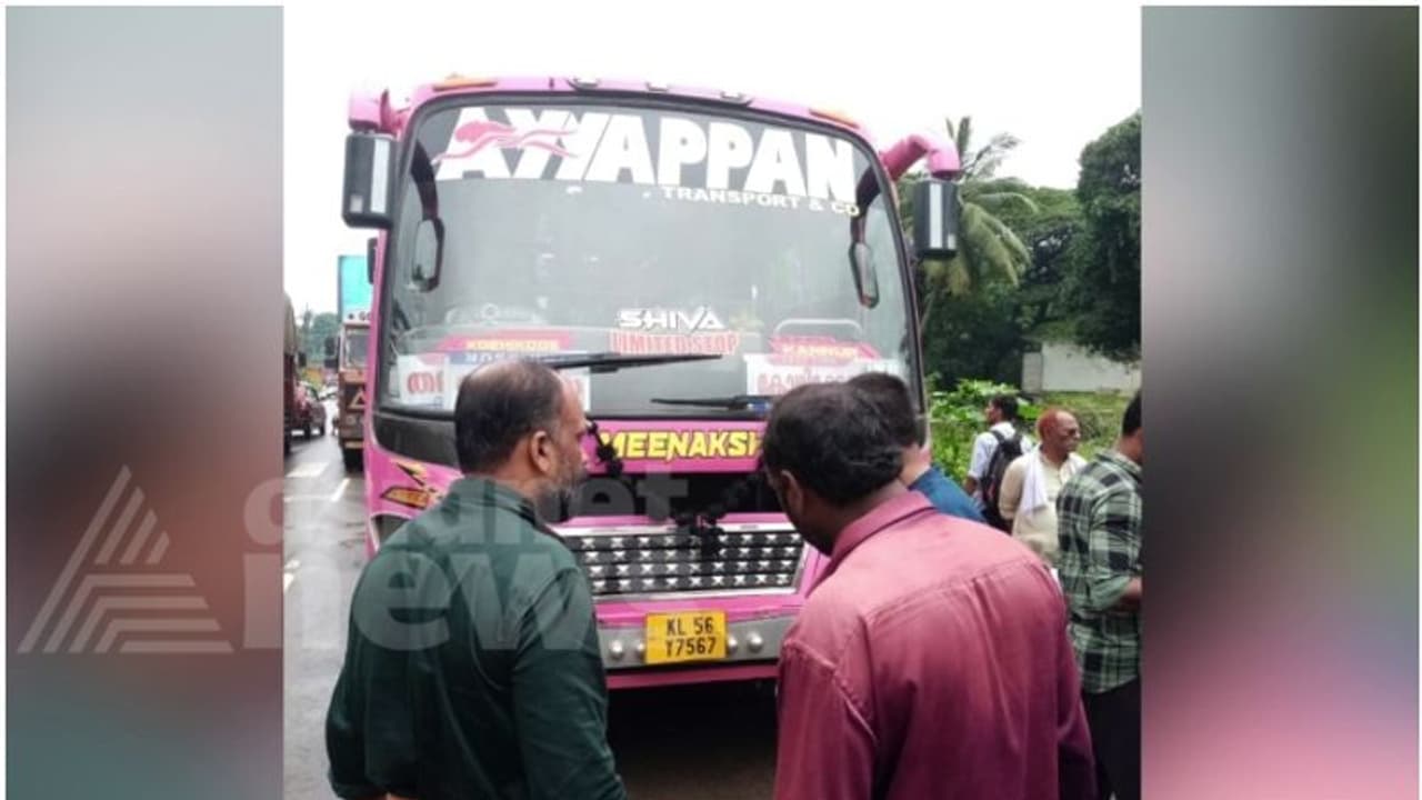 സീബ്ര ലൈനിലൂടെ റോഡ് മുറിച്ച് കടന്ന വിദ്യാർത്ഥികളെ സ്വകാര്യ ബസ് ഇടിച്ചു; മൂന്ന് വിദ്യാർത്ഥികൾക്ക് പരിക്കേറ്റു സീബ്ര ലൈനിലൂടെ റോഡ് മുറിച്ച് കടന്ന വിദ്യാർത്ഥികളെ സ്വകാര്യ ബസ് ഇടിച്ചു; മൂന്ന് വിദ്യാർത്ഥികൾക്ക് പരിക്കേറ്റു