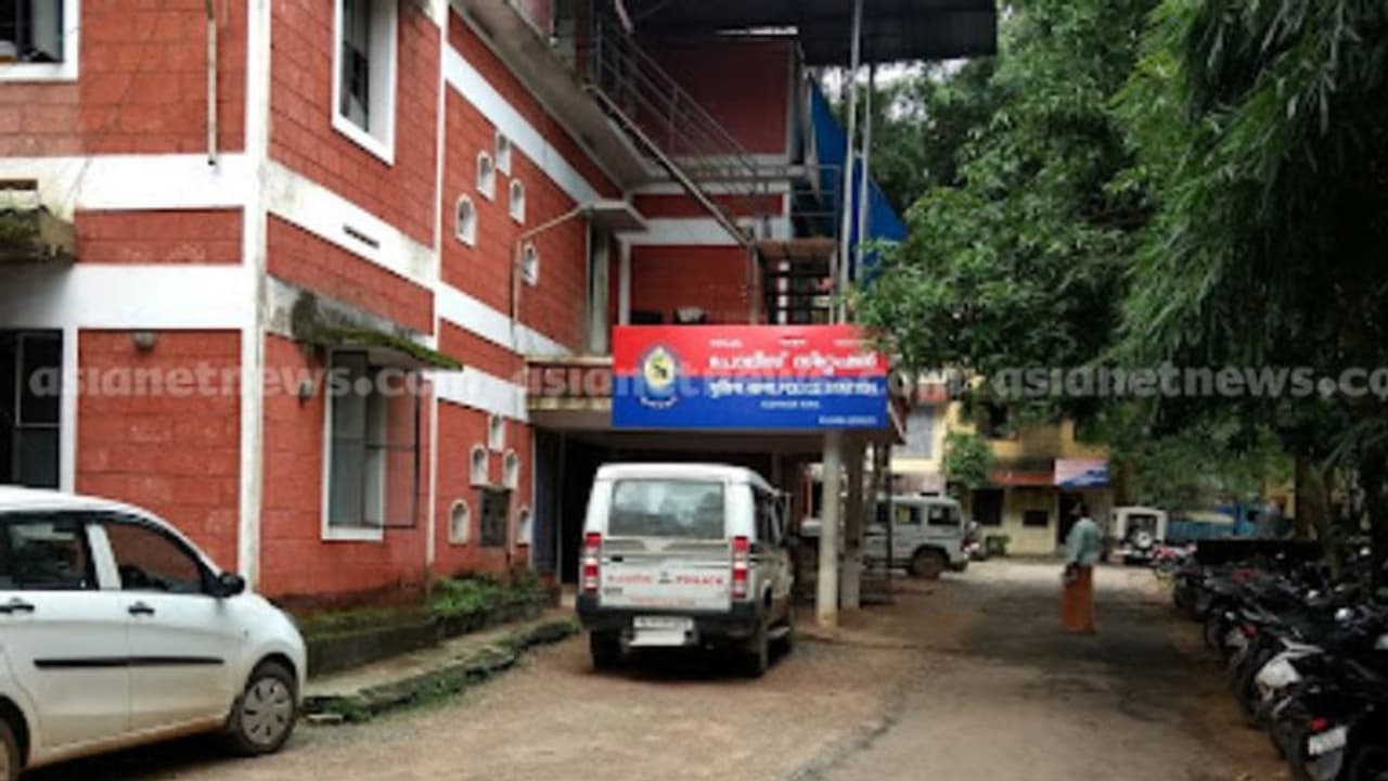 'ക്രിമിനൽ പശ്ചാത്തലമുള്ള വ്യക്തിയിൽ നിന്ന് കുടകൾ വാങ്ങി'; നാദാപുരം എസ്ഐക്കെതിരെ പരാതിയുമായി ഡിവൈഎഫ്ഐ