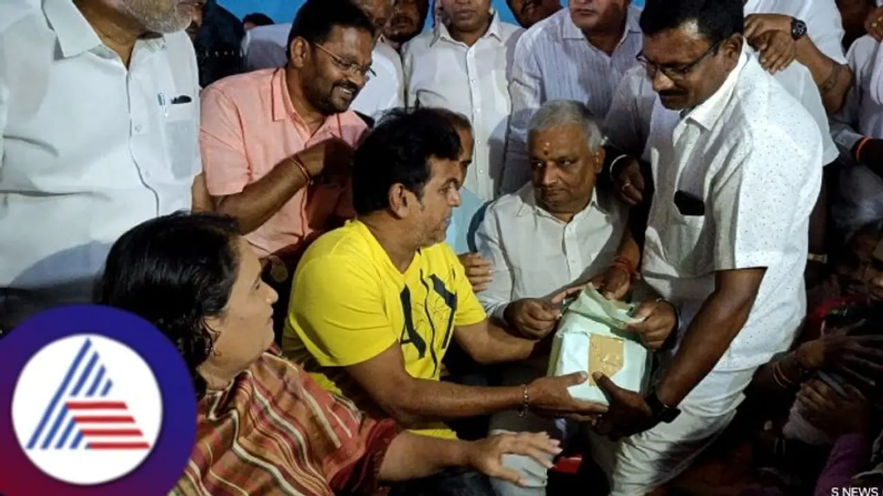 ರಸ್ತೆ ಅಪಘಾತಕ್ಕೆ 13 ಜನ ದುರ್ಮರಣ ಪ್ರಕರಣ: ಎಮ್ಮೆಹಟ್ಟಿ ಗ್ರಾಮಕ್ಕೆ ಗೀತಾ ಶಿವರಾಜ್ ಕುಮಾರ್ ಭೇಟಿ ರಸ್ತೆ ಅಪಘಾತಕ್ಕೆ 13 ಜನ ದುರ್ಮರಣ ಪ್ರಕರಣ: ಎಮ್ಮೆಹಟ್ಟಿ ಗ್ರಾಮಕ್ಕೆ ಗೀತಾ ಶಿವರಾಜ್ ಕುಮಾರ್ ಭೇಟಿ