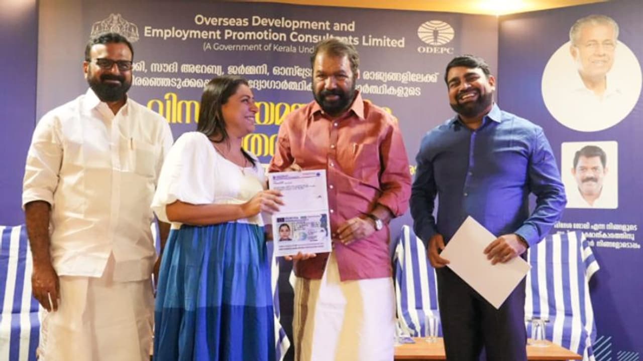 ഒഡെപെക് വഴി 139 പേർ കൂടി ജോലിയ്ക്കും പഠനത്തിനുമായി വിദേശത്തേയ്ക്ക്, യാത്രാരേഖകൾ കൈമാറി മന്ത്രി വി ശിവൻകുട്ടി ഒഡെപെക് വഴി 139 പേർ കൂടി ജോലിയ്ക്കും പഠനത്തിനുമായി വിദേശത്തേയ്ക്ക്, യാത്രാരേഖകൾ കൈമാറി മന്ത്രി വി ശിവൻകുട്ടി