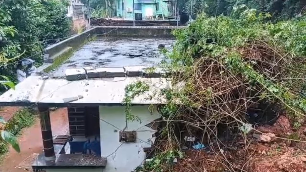 ശക്തമായ മഴ, വൻ ശബ്ദത്തോടെ വീടിന് മുകളിൽ മണ്ണിടിഞ്ഞ് വീണു; കുടുംബം രക്ഷപ്പെട്ടത് തലനാരിഴക്ക് ശക്തമായ മഴ, വൻ ശബ്ദത്തോടെ വീടിന് മുകളിൽ മണ്ണിടിഞ്ഞ് വീണു; കുടുംബം രക്ഷപ്പെട്ടത് തലനാരിഴക്ക്