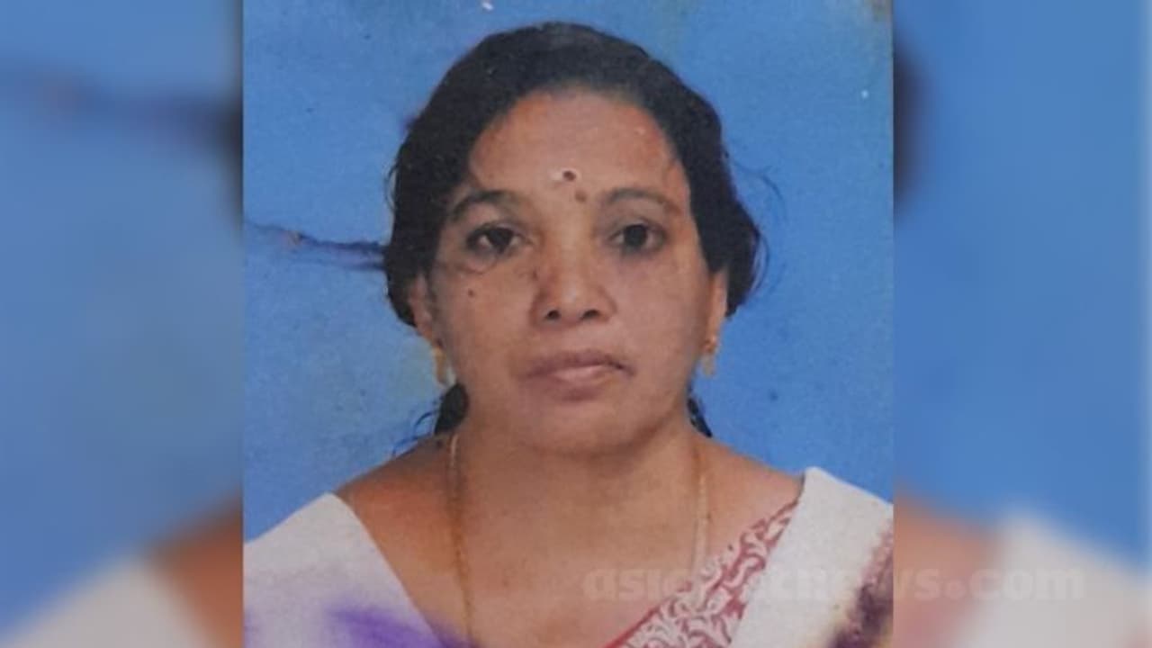 പൈപ്പ് ലൈനിന് എടുത്ത കുഴിയിൽ വീഴാതിരിക്കാൻ സ്കൂട്ടർ വെട്ടിച്ചു; ടിപ്പറിൽ കുരുങ്ങി വീട്ടമ്മക്ക് ദാരുണാന്ത്യം പൈപ്പ് ലൈനിന് എടുത്ത കുഴിയിൽ വീഴാതിരിക്കാൻ സ്കൂട്ടർ വെട്ടിച്ചു; ടിപ്പറിൽ കുരുങ്ങി വീട്ടമ്മക്ക് ദാരുണാന്ത്യം