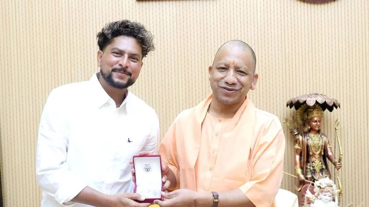 உபி முதல்வர் யோகி ஆதித்யநாத்தை சந்தித்து வாழ்த்து பெற்ற குல்தீப் யாதவ்!