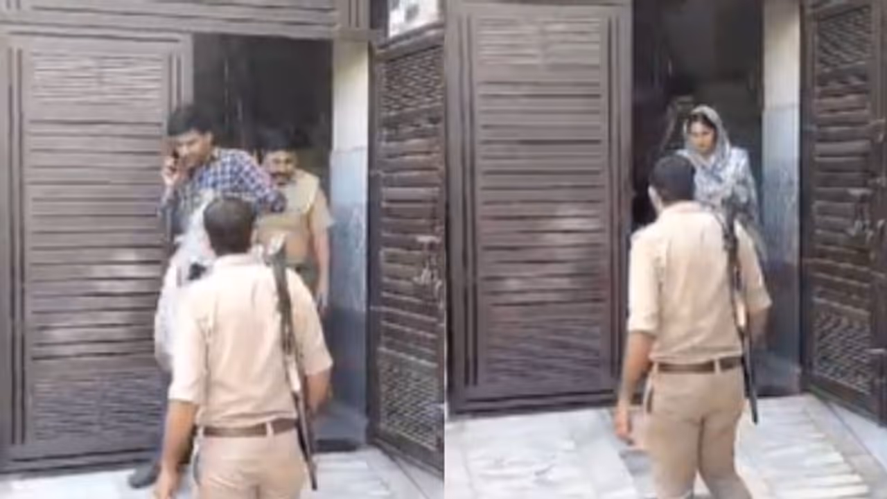 Viral Video: Wife in Uttar Pradesh Catches Husband Cheating, Slaps Him in Front of Police [WATCH]