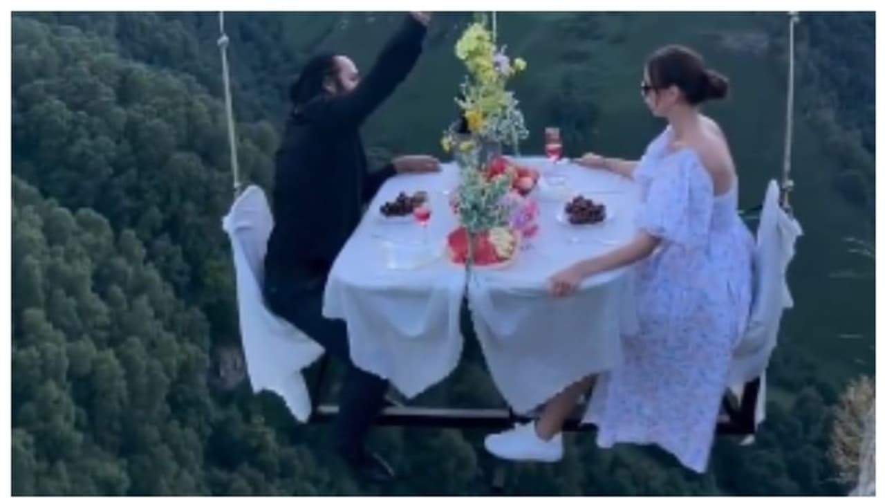 'അവസാനത്തെ അത്താഴം'; ആകാശത്ത് വച്ച് ഡിന്നർ കഴിക്കുന്ന വീഡിയോയെ വിമർശിച്ച് സോഷ്യൽ മീഡിയ 