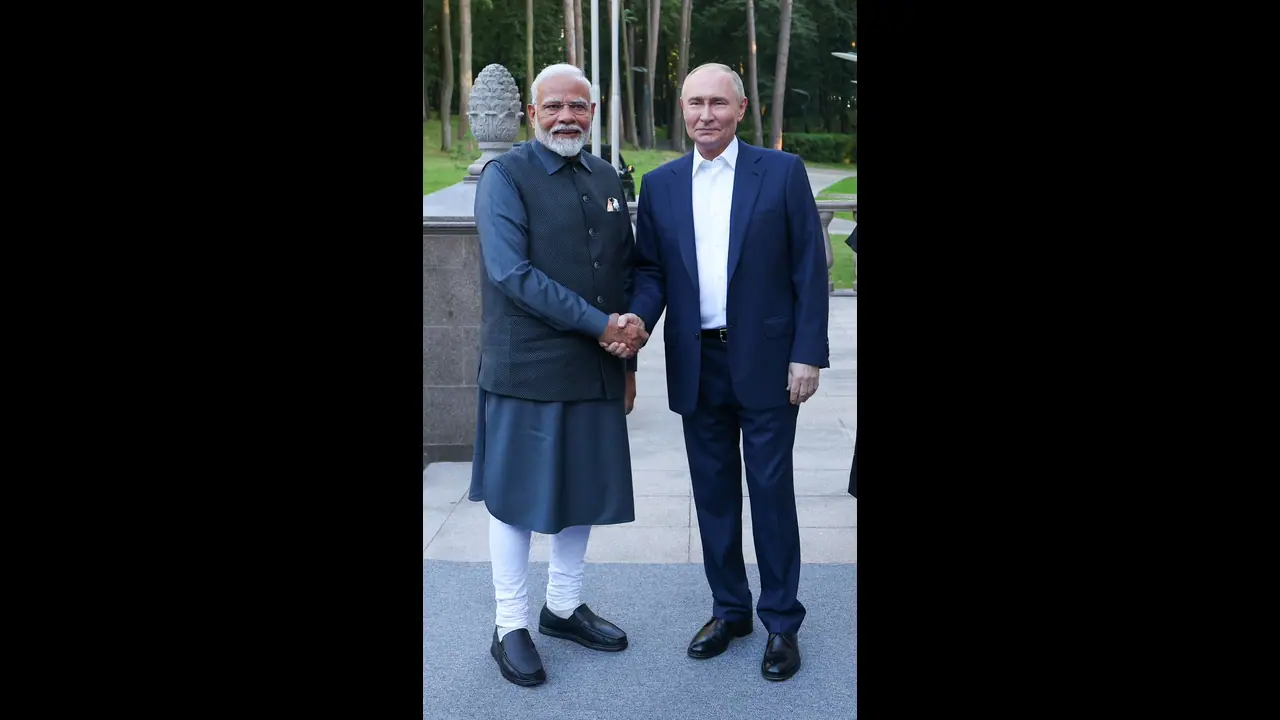 మోదీ, పుతిన్ కారులో షికారు: ప్రధాని రష్యా పర్యటన విశేషాలివే మోదీ, పుతిన్ కారులో షికారు: ప్రధాని రష్యా పర్యటన విశేషాలివే