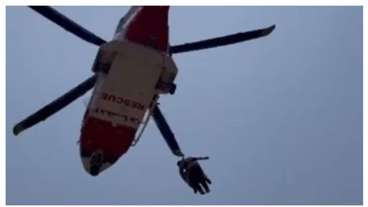 മലമുകളില് വെച്ച് യുവാവിന് ഹൃദയാഘാതം; ഹെലികോപ്റ്റര് ഉപയോഗിച്ച് രക്ഷപ്പെടുത്തി, വീഡിയോ മലമുകളില് വെച്ച് യുവാവിന് ഹൃദയാഘാതം; ഹെലികോപ്റ്റര് ഉപയോഗിച്ച് രക്ഷപ്പെടുത്തി, വീഡിയോ