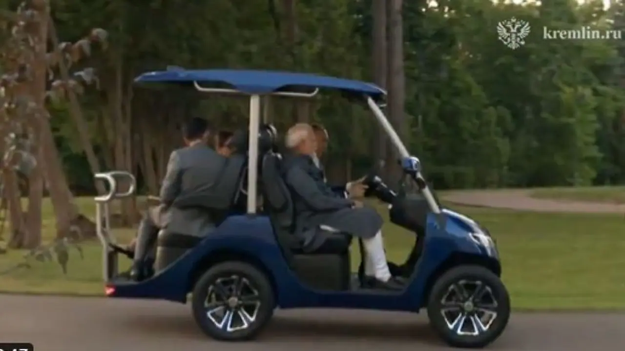 ಪ್ರಧಾನಿಗೆ ಚಾಲಕನಾದ ರಷ್ಯಾ ಅಧ್ಯಕ್ಷ : ಇಲೆಕ್ಟ್ರಿಕ್ ಕಾರ್ನಲ್ಲಿ ಮೋದಿ ಪುಟಿನ್ ರೌಂಡ್ಸ್ ಪ್ರಧಾನಿಗೆ ಚಾಲಕನಾದ ರಷ್ಯಾ ಅಧ್ಯಕ್ಷ : ಇಲೆಕ್ಟ್ರಿಕ್ ಕಾರ್ನಲ್ಲಿ ಮೋದಿ ಪುಟಿನ್ ರೌಂಡ್ಸ್