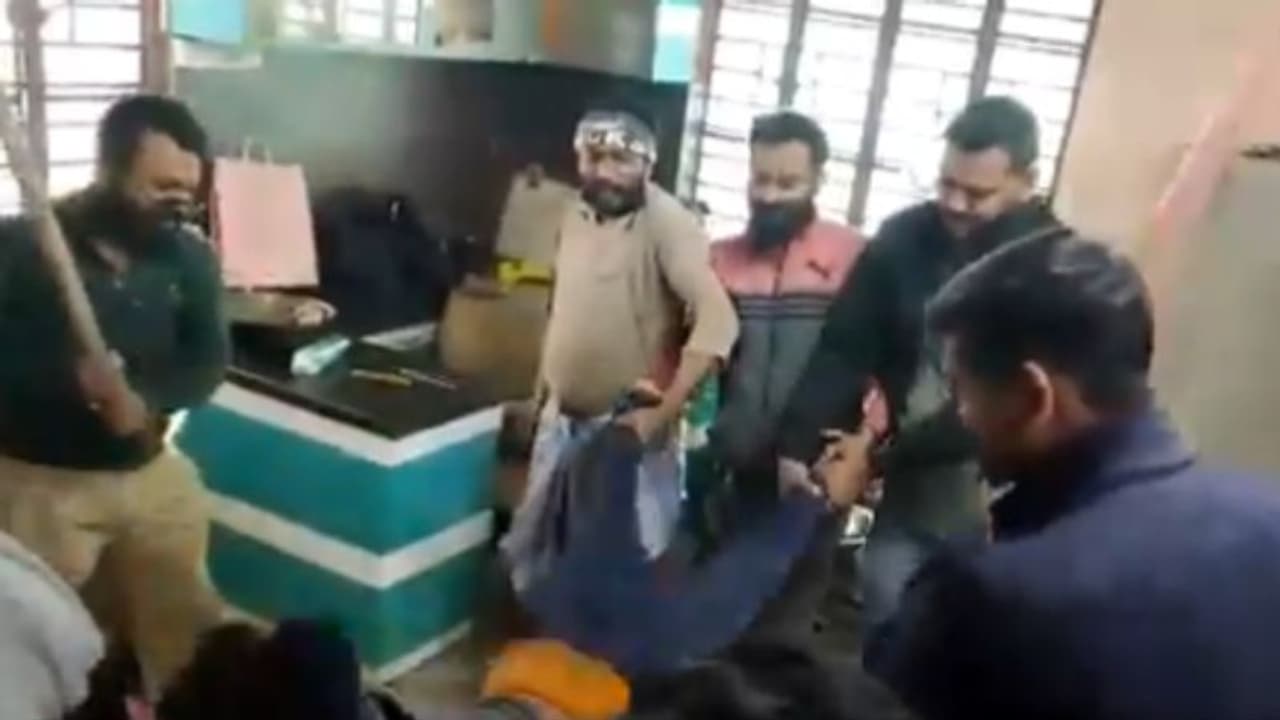 ഇരുകൈകാലുകളിലും 4 പേർ തൂക്കിപ്പിടിച്ച് വടികൊണ്ട് ആഞ്ഞടിച്ചു, ബം​ഗാളിൽ യുവതി ആൾക്കൂട്ട മർദ്ദനത്തിനിരയായി 