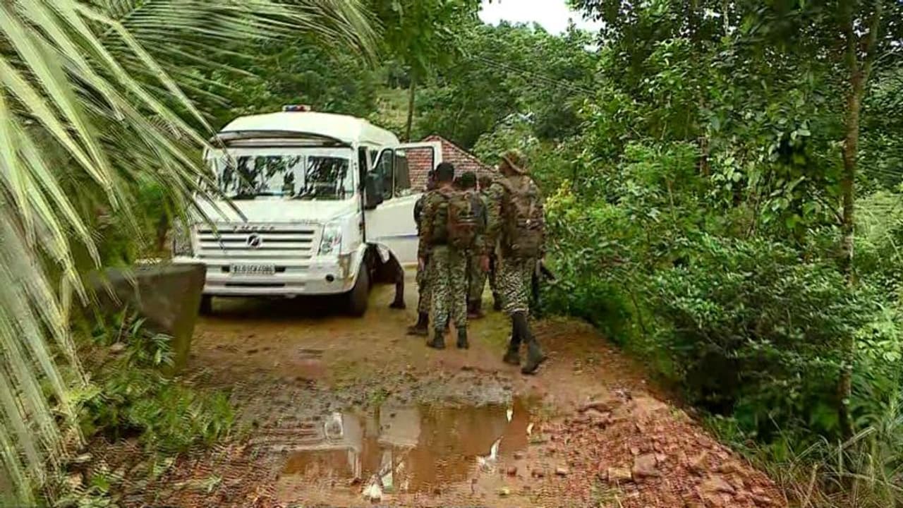 ഭക്ഷ്യ വസ്തുക്കളുടെ കവറുകൾ, ടോർച്ച്, ടാർപ്പോളിൻ ഷീറ്റുകൾ; തണ്ടർബോൾട്ട് പരിശോധന, മാവോയിസ്റ്റുകളുടേതെന്ന് സംശയം