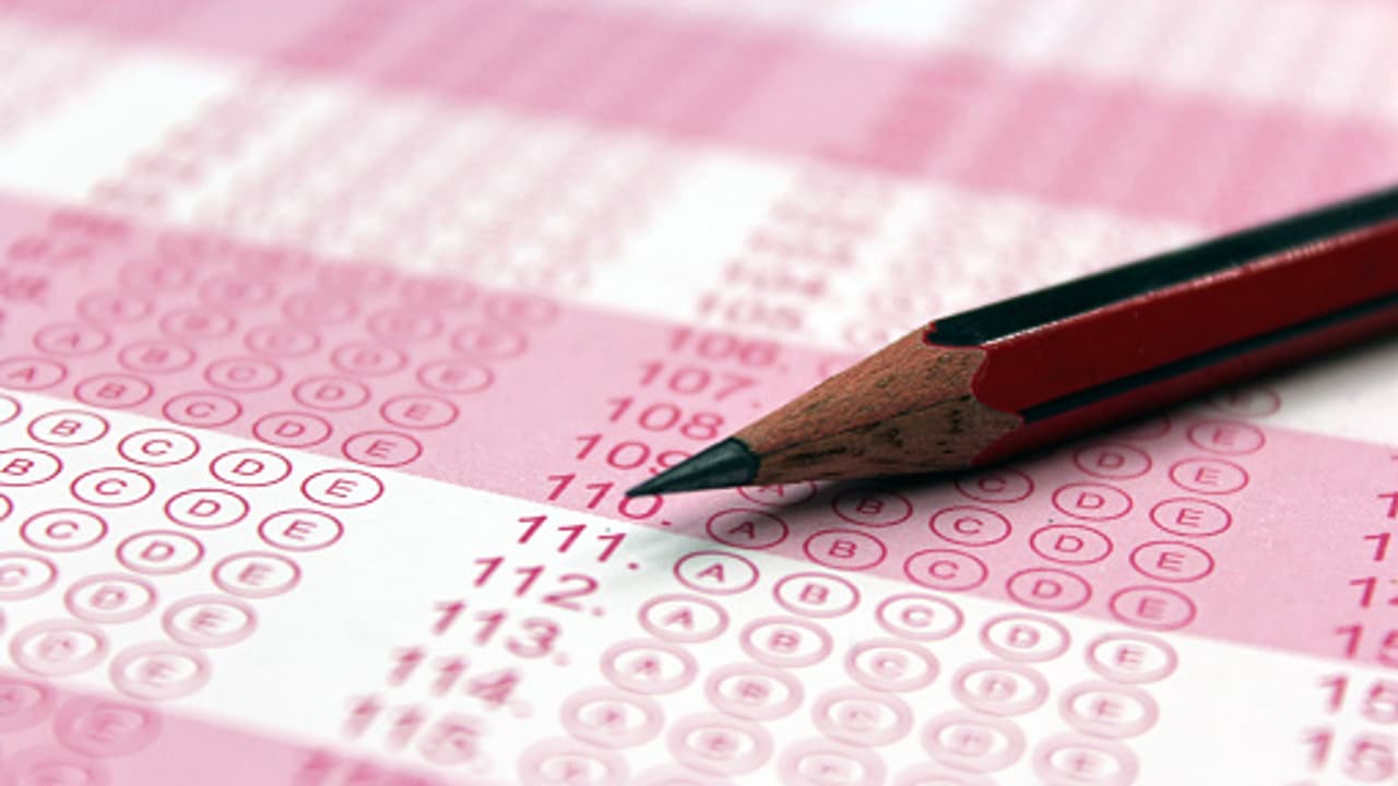 നീറ്റ് അപേക്ഷ കൊടുക്കവെ രണ്ട് തവണ പിൻ തെറ്റിച്ചു, അച്ഛൻ ശകാരിച്ചതിന്റെ മനോവിഷമത്തിൽ പെൺകുട്ടി ജീവനൊടുക്കി നീറ്റ് അപേക്ഷ കൊടുക്കവെ രണ്ട് തവണ പിൻ തെറ്റിച്ചു, അച്ഛൻ ശകാരിച്ചതിന്റെ മനോവിഷമത്തിൽ പെൺകുട്ടി ജീവനൊടുക്കി