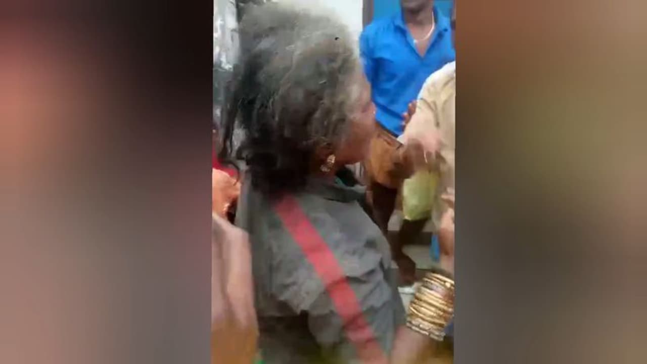 நத்தம் அருகே குழந்தையை கடத்திச் சென்ற பெண்ணை சாதுர்யமாக பிடித்து போலீசில் ஒப்படைத்த மக்கள்