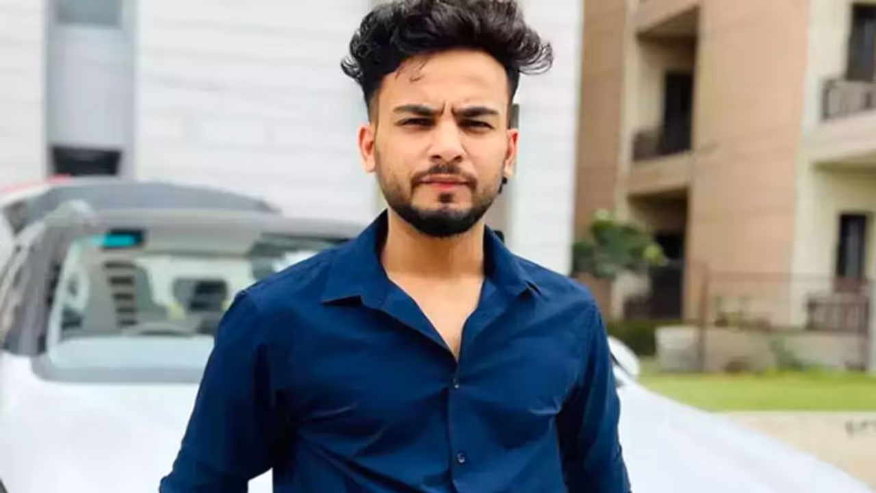 Elvish Yadav in trouble: Complaint filed against YouTuber for clicking photos inside Kashi Vishwanath Temple Elvish Yadav in trouble: Complaint filed against YouTuber for clicking photos inside Kashi Vishwanath Temple