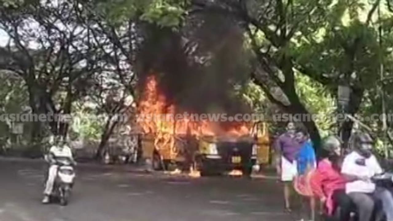 തേവര എസ്എച്ച് സ്കൂളിലേക്ക് കുട്ടികളെ കൂട്ടാൻ പോയ ബസിന് തീപിടിച്ചു, പൂര്ണമായും കത്തി; ആളപായമില്ല തേവര എസ്എച്ച് സ്കൂളിലേക്ക് കുട്ടികളെ കൂട്ടാൻ പോയ ബസിന് തീപിടിച്ചു, പൂര്ണമായും കത്തി; ആളപായമില്ല