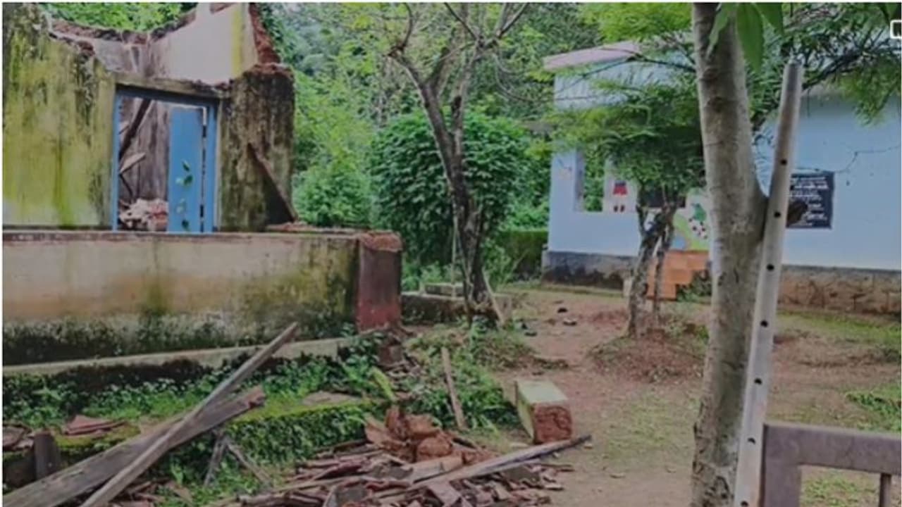 'ഏത് നിമിഷവും കെട്ടിടം നിലം പതിക്കാം'; 'കുഞ്ഞുങ്ങളെ അങ്കണവാടിയിലേക്ക് അയക്കരുത്', അപേക്ഷയുമായി അധ്യാപിക