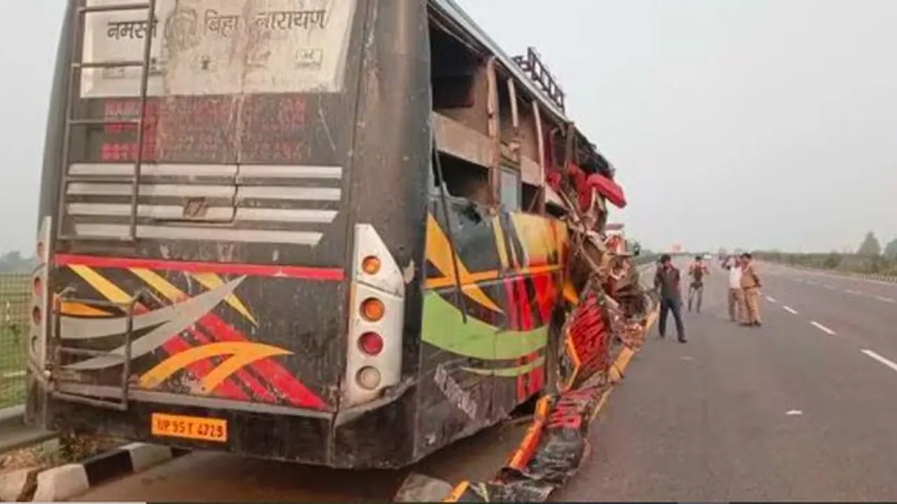 ಎಕ್ಸ್ಪ್ರೆಸ್ವೇಯಲ್ಲಿ ಹಾಲಿನ ಟ್ಯಾಂಕರ್ಗೆ ಡಬ್ಬಲ್ ಡೆಕ್ಕರ್ ಬಸ್ ಡಿಕ್ಕಿ: 18 ಜನರ ದಾರುಣ ಸಾವು ಎಕ್ಸ್ಪ್ರೆಸ್ವೇಯಲ್ಲಿ ಹಾಲಿನ ಟ್ಯಾಂಕರ್ಗೆ ಡಬ್ಬಲ್ ಡೆಕ್ಕರ್ ಬಸ್ ಡಿಕ್ಕಿ: 18 ಜನರ ದಾರುಣ ಸಾವು