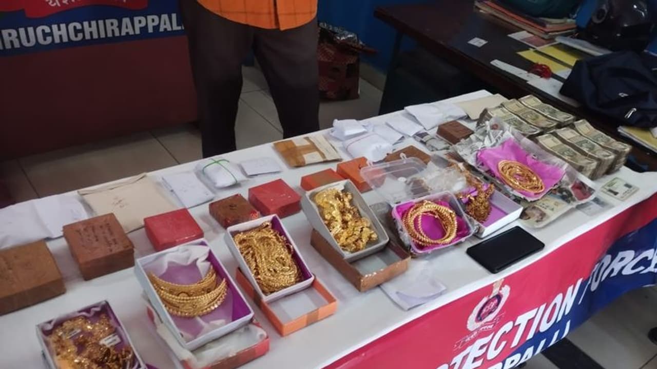 திருச்சியில் கொத்து கொத்தாக கொண்டு வரப்பட்ட 2 கிலோ தங்கம், ரூ.15 லட்சம் பறிமுதல் ரயில் நிலையத்தில் அதிரடி