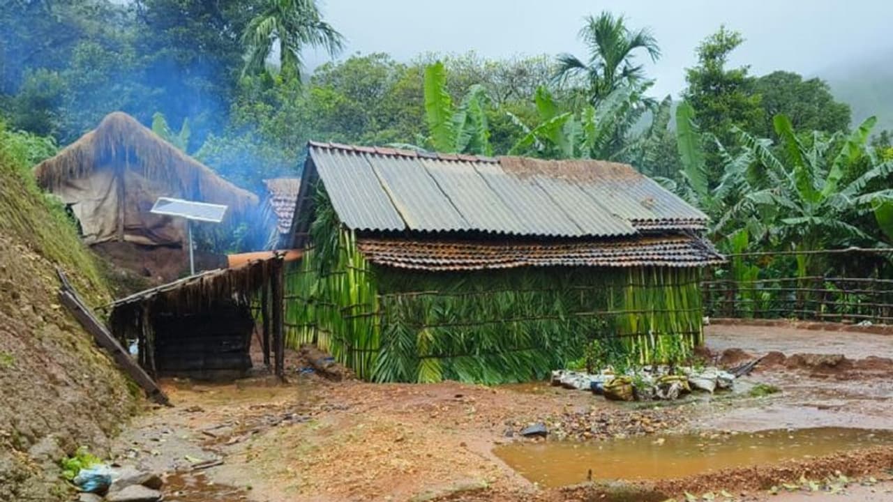 Chikkamagaluru: ಜೇಡಿಕೊಂಡ ಗ್ರಾಮದ 4 ಕುಟುಂಬಕ್ಕೆ ಕಾತಾಳೆ ಮರದ ಎಲೆಯ ಗುಡಿಸಲೇ ಆಸರೆ: ಕಾರಣವೇನು?