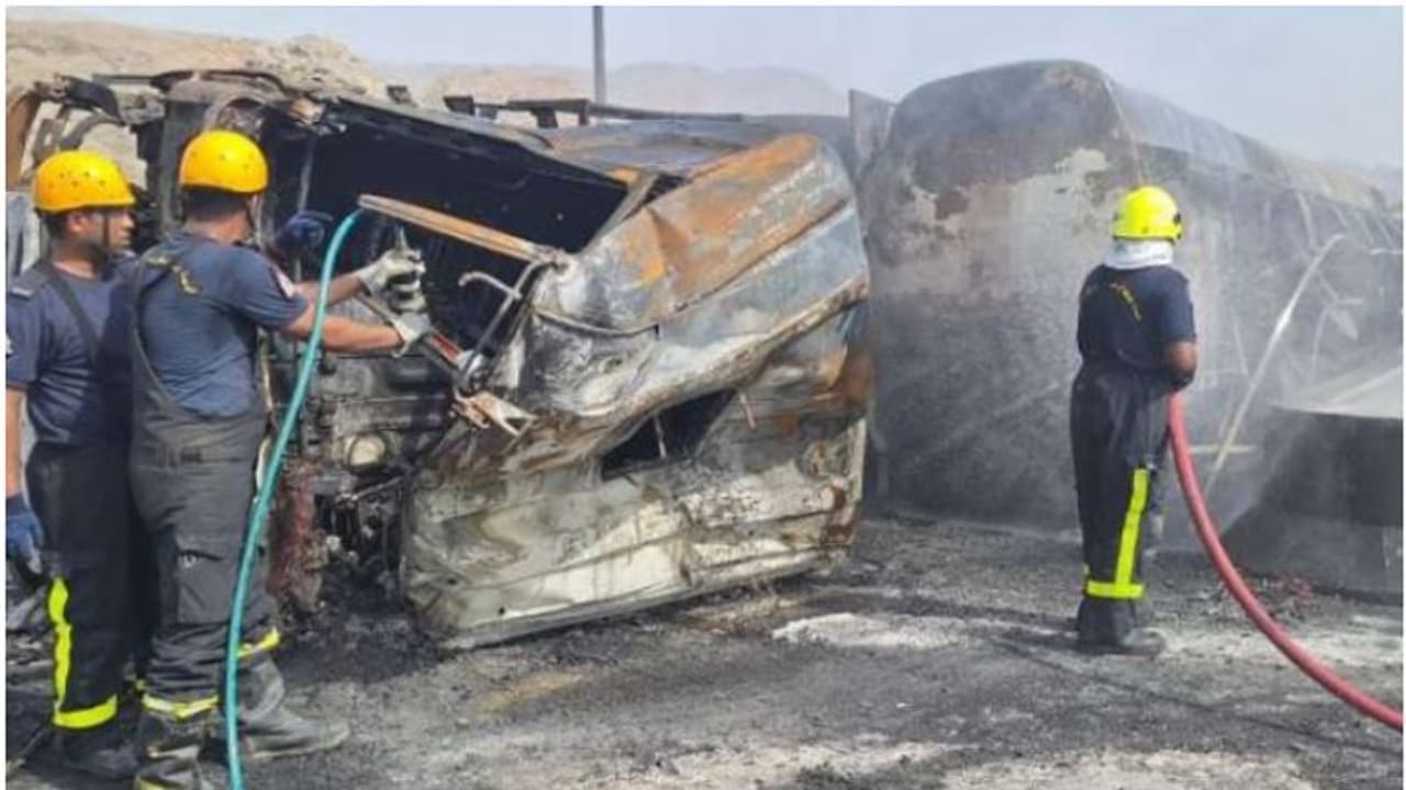 ഒമാനില് ഇന്ധന ടാങ്കറിന് തീപിടിച്ച് ഡ്രൈവര് മരിച്ചു ഒമാനില് ഇന്ധന ടാങ്കറിന് തീപിടിച്ച് ഡ്രൈവര് മരിച്ചു