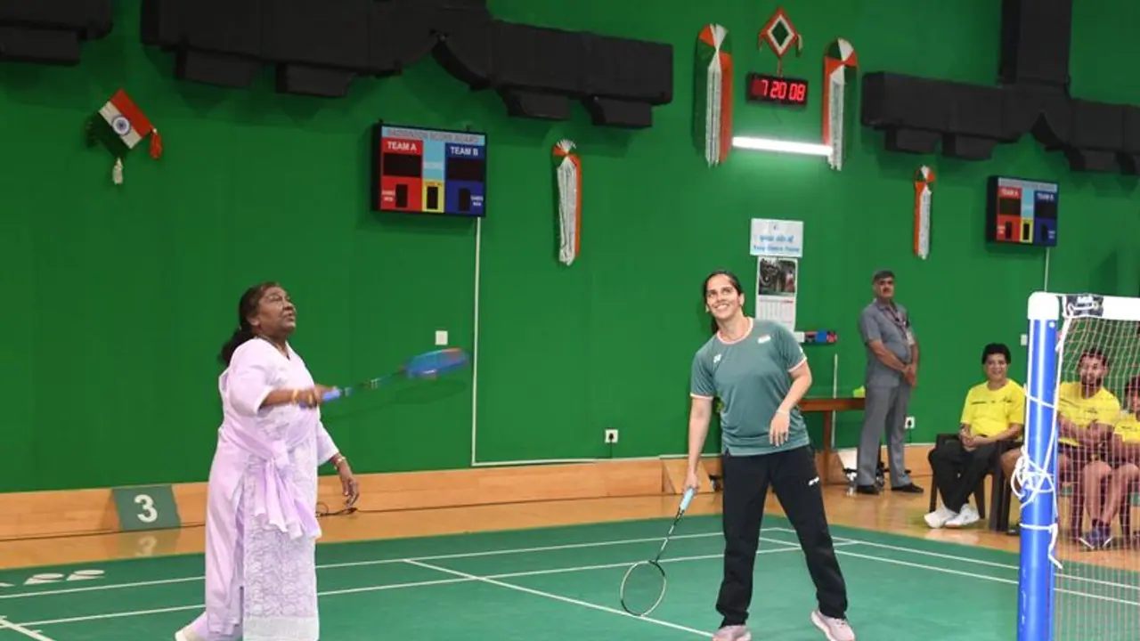 ಸೈನಾ ನೆಹ್ವಾಲ್ ಜೊತೆ ಬ್ಯಾಡ್ಮಿಂಟನ್ ಆಡಿದ ರಾಷ್ಟ್ರಪತಿ ಮುರ್ಮು!