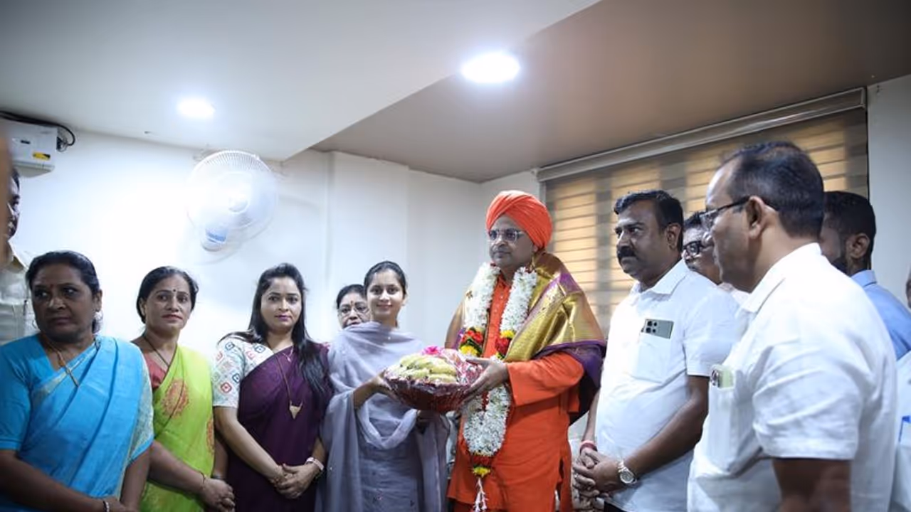 ರುದ್ರಾಕ್ಷಿಮಠಕ್ಕೆ ಪ್ರಿಯಾಂಕಾ ಜಾರಕಿಹೊಳಿ ಭೇಟಿ: ಸ್ವಾಮೀಜಿ ಆಶೀರ್ವಾದ ಪಡೆದ ಸಂಸದೆ! ರುದ್ರಾಕ್ಷಿಮಠಕ್ಕೆ ಪ್ರಿಯಾಂಕಾ ಜಾರಕಿಹೊಳಿ ಭೇಟಿ: ಸ್ವಾಮೀಜಿ ಆಶೀರ್ವಾದ ಪಡೆದ ಸಂಸದೆ!