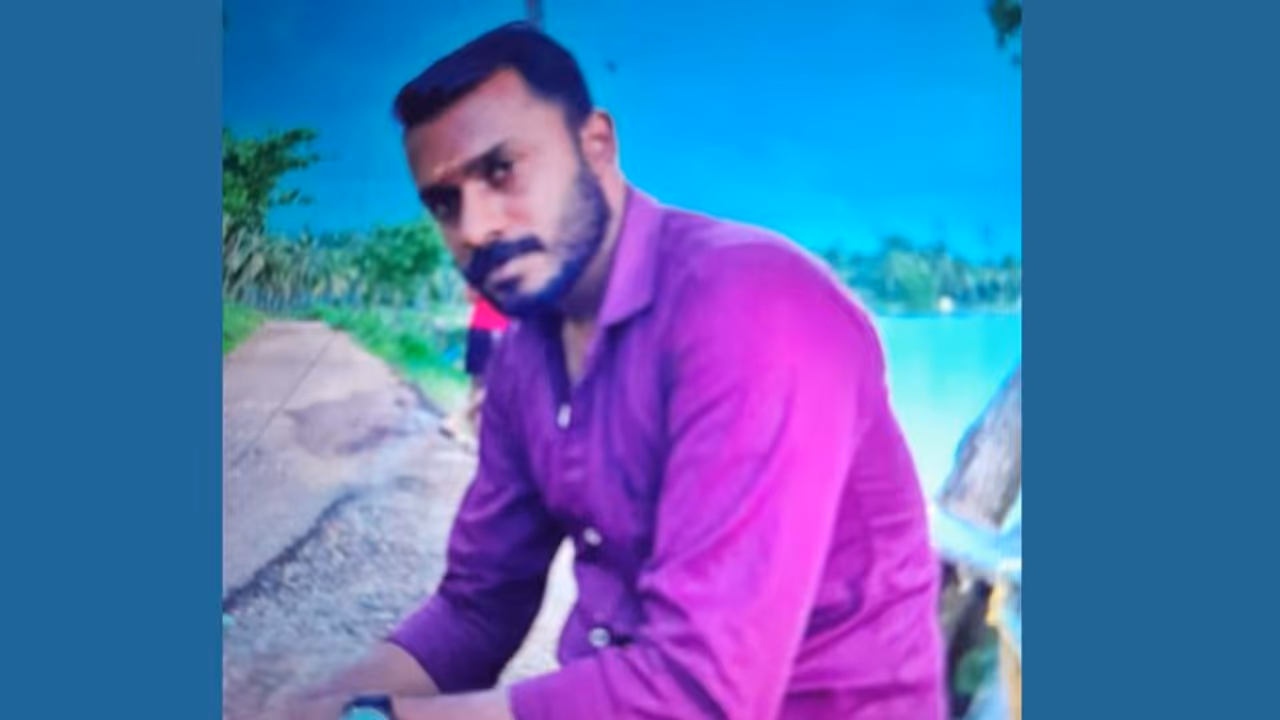 ഹെൽമെറ്റ് റോഡിൽ, ബൈക്ക് ദൂരെ തെറിച്ചുവീണു; റോഡിന് കുറുകെ വീണ തെങ്ങിലിടിച്ച് വീണ് യുവാവ്, ചികിത്സക്കിടെ മരിച്ചു ഹെൽമെറ്റ് റോഡിൽ, ബൈക്ക് ദൂരെ തെറിച്ചുവീണു; റോഡിന് കുറുകെ വീണ തെങ്ങിലിടിച്ച് വീണ് യുവാവ്, ചികിത്സക്കിടെ മരിച്ചു