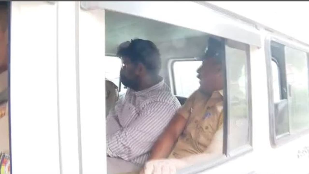 ജോലി അന്വേഷിച്ച് നടന്ന 2 ചെറുപ്പക്കാര്‍ ഇരകൾ, പാലക്കാട് ജോലി വാഗ്ദാനം ചെയ്ത് ലക്ഷങ്ങൾ തട്ടി, അഭിഭാഷകൻ പിടിയിൽ