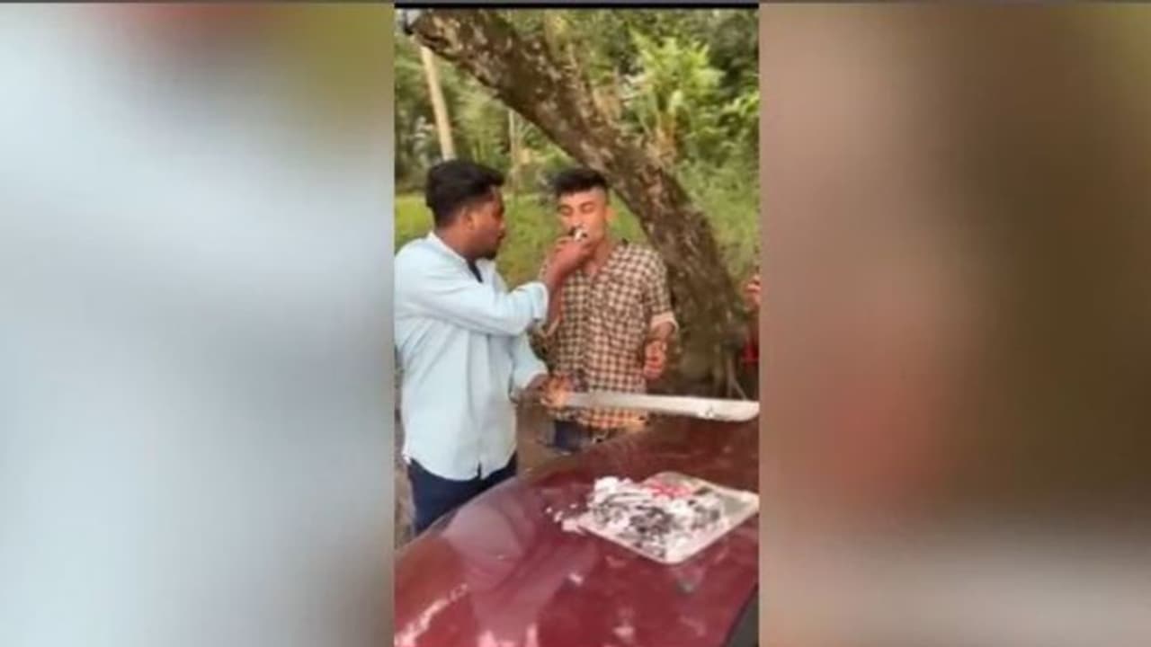 'ആവേശം' കണ്ടതിന്റെ ആവേശമോ? ദൃശ്യങ്ങൾ പണികൊടുത്തു, വടിവാൾ ഉപയോഗിച്ച് കേക്കു മുറിച്ച സംഘത്തിനെതിരെ കേസ് 'ആവേശം' കണ്ടതിന്റെ ആവേശമോ? ദൃശ്യങ്ങൾ പണികൊടുത്തു, വടിവാൾ ഉപയോഗിച്ച് കേക്കു മുറിച്ച സംഘത്തിനെതിരെ കേസ്