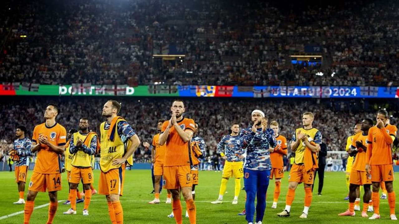 ഓറഞ്ച് അലര്ട്ടുമായെത്തി, ഒടുവില് വിജയമധുരമില്ലാതെ തലകുനിച്ച് മടങ്ങി ഡച്ച് പട ഓറഞ്ച് അലര്ട്ടുമായെത്തി, ഒടുവില് വിജയമധുരമില്ലാതെ തലകുനിച്ച് മടങ്ങി ഡച്ച് പട