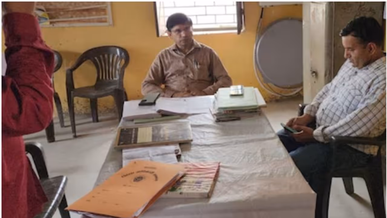 കുട്ടികൾ എഴുതിയതിൽ സർവത്ര തെറ്റ്! പഠിപ്പിക്കേണ്ട സമയത്ത് അധ്യാപകന്‍റെ കാൻഡി ക്രഷ് കളിയും ഫോൺ വിളിയും, സസ്പെൻഷൻ