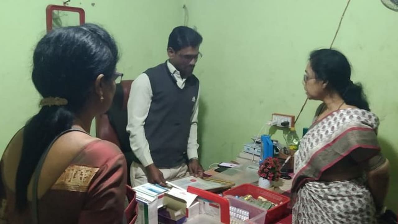 Dharwad: ನಕಲಿ ವೈದ್ಯನ ವಿರುದ್ಧ ಎಫ್ಐಆರ್ ದಾಖಲು: ಆಸ್ಪತ್ರೆ ಸೀಜ್ ಮಾಡಿದ ಡಿಎಚ್ಓ ತಂಡ Dharwad: ನಕಲಿ ವೈದ್ಯನ ವಿರುದ್ಧ ಎಫ್ಐಆರ್ ದಾಖಲು: ಆಸ್ಪತ್ರೆ ಸೀಜ್ ಮಾಡಿದ ಡಿಎಚ್ಓ ತಂಡ