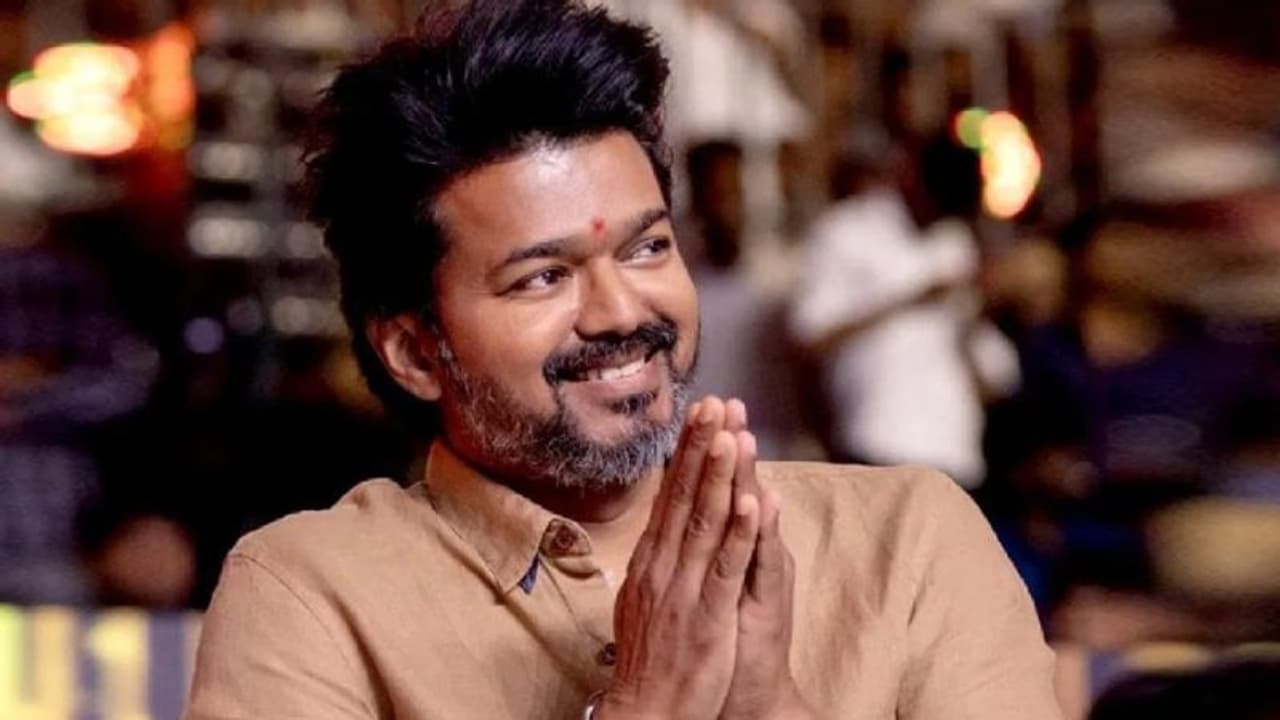 "நான் ஒன்னும் உங்கள பார்க்க வரல" ராதிகா வீட்டுக்கு Surprise விசிட் கொடுத்த விஜய் Fansஐ நெகிழ வைத்த சம்பவம்! "நான் ஒன்னும் உங்கள பார்க்க வரல" ராதிகா வீட்டுக்கு Surprise விசிட் கொடுத்த விஜய் Fansஐ நெகிழ வைத்த சம்பவம்!