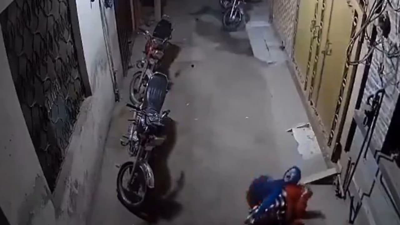 ಕೋಳಿಗೆ ಖಾರ ಮಸಾಲೆ ಯಾಕಿಲ್ಲ? ಆಕ್ರೋಶಕ್ಕೆ ಪತ್ನಿಯನ್ನು ಬಿಲ್ಡಿಂಗ್ ಮೇಲಿಂದ ಹೊರದಬ್ಬಿದ ಪತಿ! ಕೋಳಿಗೆ ಖಾರ ಮಸಾಲೆ ಯಾಕಿಲ್ಲ? ಆಕ್ರೋಶಕ್ಕೆ ಪತ್ನಿಯನ್ನು ಬಿಲ್ಡಿಂಗ್ ಮೇಲಿಂದ ಹೊರದಬ್ಬಿದ ಪತಿ!