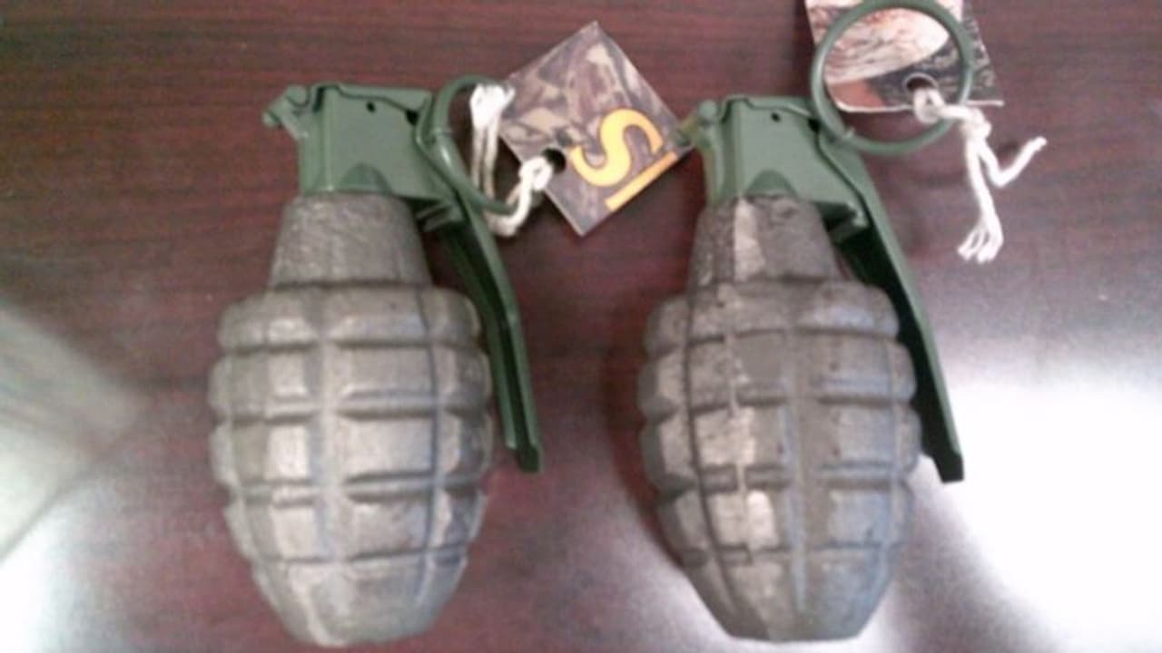 യാത്രക്കാരൻ കൊണ്ടുവന്ന ഹാന്റ് ബാഗ് സ്കാൻ ചെയ്തപ്പോൾ രണ്ട് ഗ്രനേഡുകൾ; ഹവായ് വിമാനത്താവളം ഒഴിപ്പിച്ച് അധികൃതർ യാത്രക്കാരൻ കൊണ്ടുവന്ന ഹാന്റ് ബാഗ് സ്കാൻ ചെയ്തപ്പോൾ രണ്ട് ഗ്രനേഡുകൾ; ഹവായ് വിമാനത്താവളം ഒഴിപ്പിച്ച് അധികൃതർ