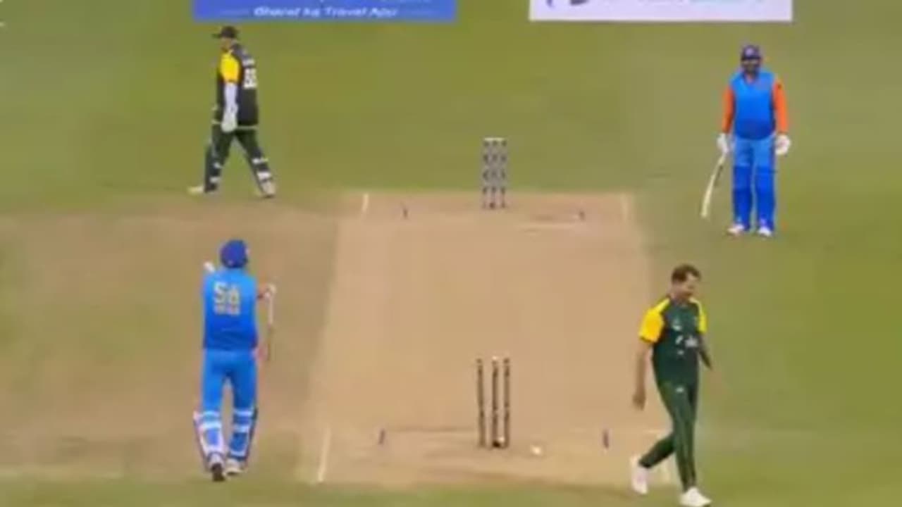 ആദ്യമേ പറയണ്ടേ? മത്സരത്തിനിടെ യൂസഫ് പത്താനോട് കയര്ത്ത് സഹോദരന് ഇര്ഫാന്; പിന്നാലെ സ്നേഹസമ്മാനം വീഡിയോ ആദ്യമേ പറയണ്ടേ? മത്സരത്തിനിടെ യൂസഫ് പത്താനോട് കയര്ത്ത് സഹോദരന് ഇര്ഫാന്; പിന്നാലെ സ്നേഹസമ്മാനം വീഡിയോ