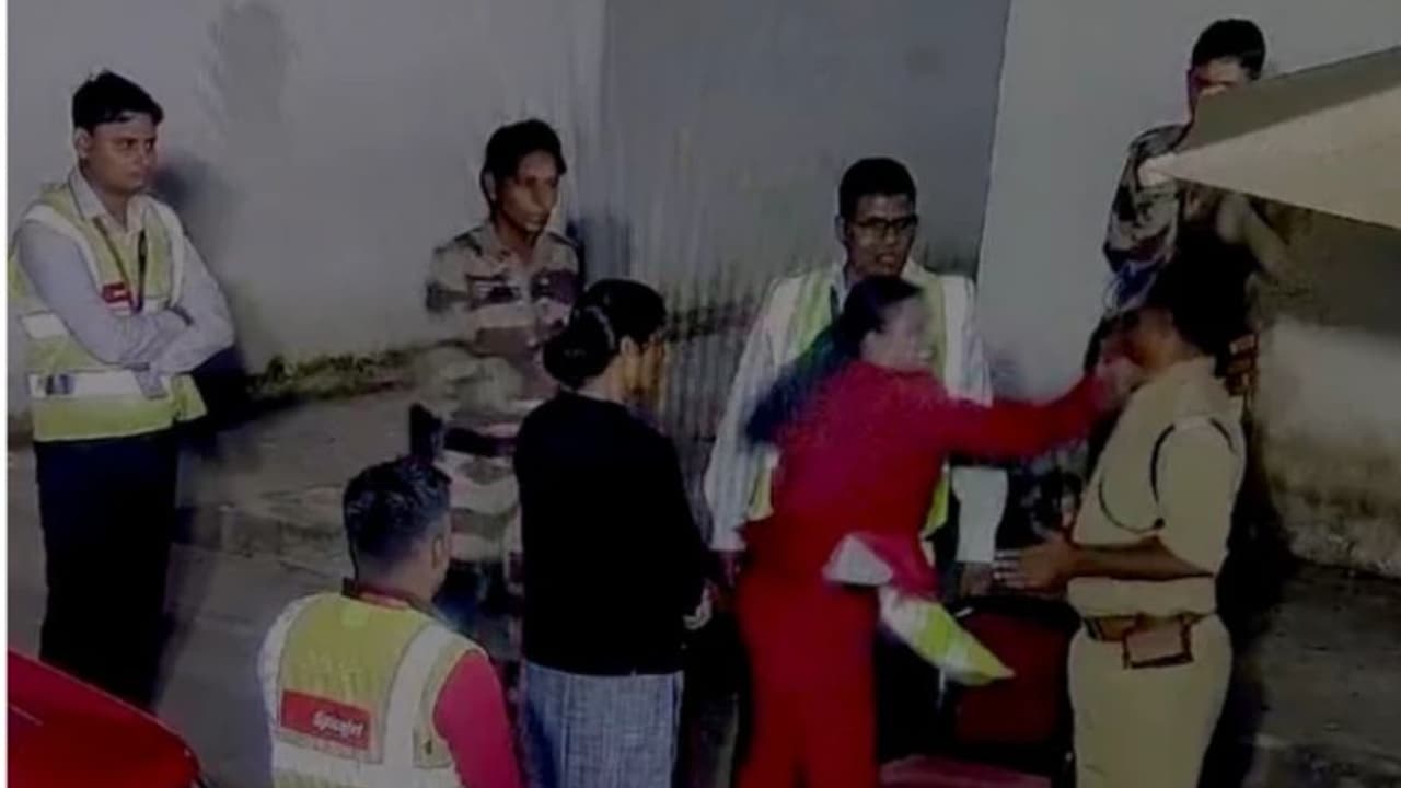 എയർപോർട്ടിൽ സിഐഎസ്എഫ് ഉദ്യോഗസ്ഥന്റെ മുഖത്തടിച്ച് ജീവനക്കാരി; അസഭ്യം പറഞ്ഞതാണ് കാരണമെന്ന് വിമാനക്കമ്പനി എയർപോർട്ടിൽ സിഐഎസ്എഫ് ഉദ്യോഗസ്ഥന്റെ മുഖത്തടിച്ച് ജീവനക്കാരി; അസഭ്യം പറഞ്ഞതാണ് കാരണമെന്ന് വിമാനക്കമ്പനി