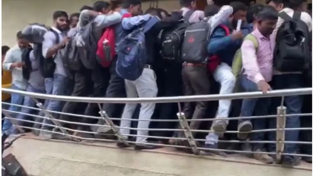 10 പേരുടെ ഒഴിവിലേക്ക് ഇന്റർവ്യൂ, എത്തിയത് 1800 പേർ; ഹോട്ടലിന്റെ കൈവരി തകർന്ന് നിരവധിപ്പേർ താഴെ വീണു 10 പേരുടെ ഒഴിവിലേക്ക് ഇന്റർവ്യൂ, എത്തിയത് 1800 പേർ; ഹോട്ടലിന്റെ കൈവരി തകർന്ന് നിരവധിപ്പേർ താഴെ വീണു