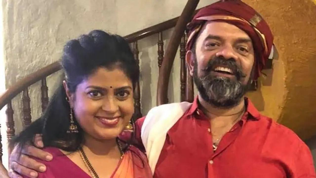 ಕಾದಿದ್ದೇನೆ ಮರಳಿ ಜೀವ ತಂದಾಳೆಂದು, ಅಪರ್ಣ ಸಾವಿಗೂ ಮುನ್ನ ಪತಿ ಬರೆದ ನೋವಿನ ಕವನ! ಕಾದಿದ್ದೇನೆ ಮರಳಿ ಜೀವ ತಂದಾಳೆಂದು, ಅಪರ್ಣ ಸಾವಿಗೂ ಮುನ್ನ ಪತಿ ಬರೆದ ನೋವಿನ ಕವನ!