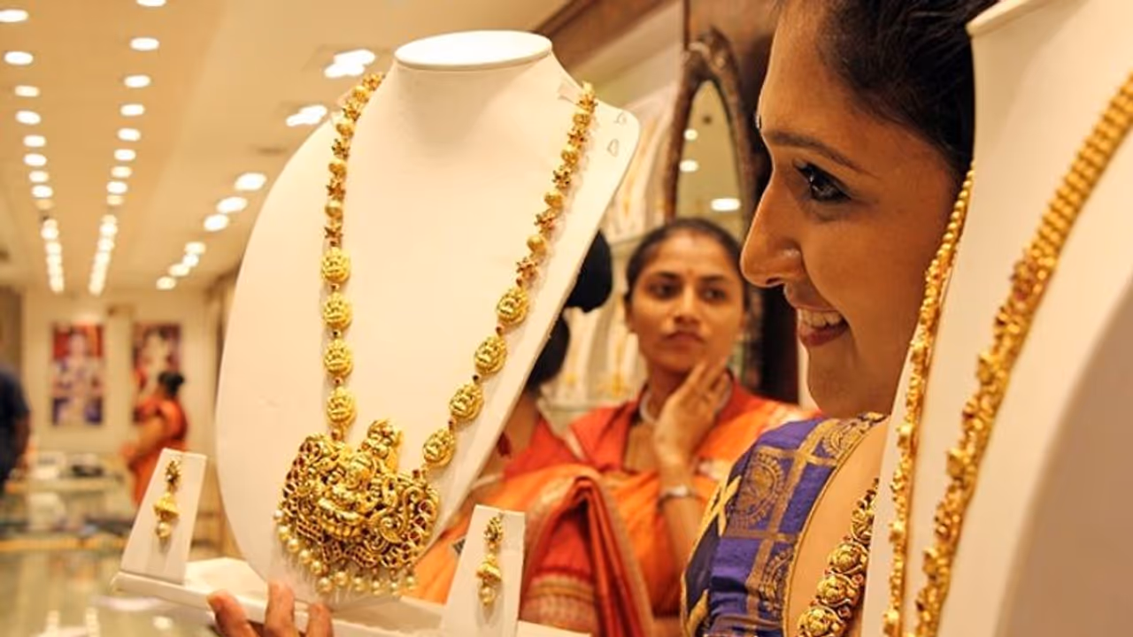 Today Gold Rate in Chennai: குட்நியூஸ்! ஏறிய வேகத்தில் சரசரவென குறைந்த தங்கம் விலை! எவ்வளவு தெரியுமா? Today Gold Rate in Chennai: குட்நியூஸ்! ஏறிய வேகத்தில் சரசரவென குறைந்த தங்கம் விலை! எவ்வளவு தெரியுமா?