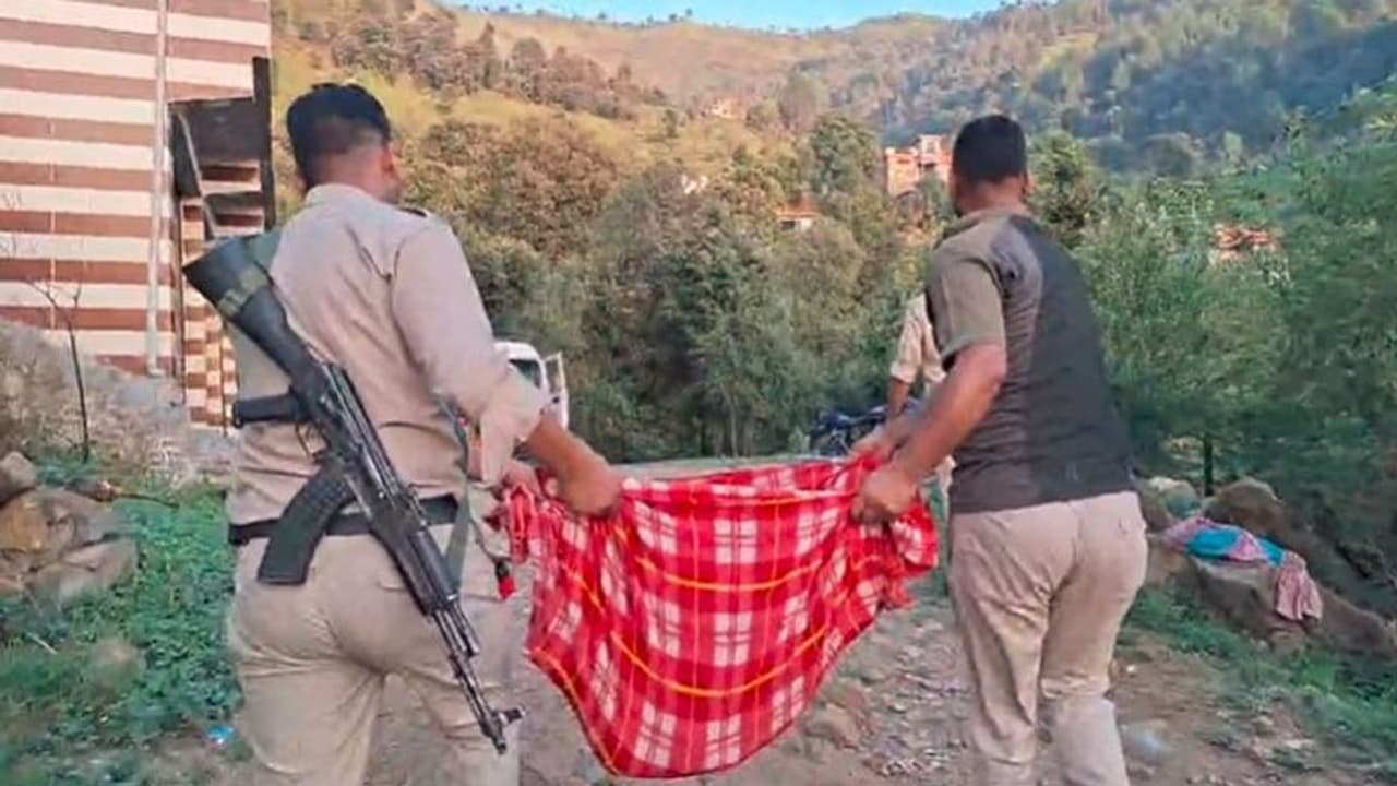 ಈ ಮಕ್ಕಳ ಅಪ್ಪ ನಾನಲ್ಲ ಎಂದ ಗಂಡ: ಅವಳಿ ಹಸುಗೂಸುಗಳ ಕತ್ತು ಸೀಳಿ ಕೊಂದೇ ಬಿಟ್ಟ ತಾಯಿ ಈ ಮಕ್ಕಳ ಅಪ್ಪ ನಾನಲ್ಲ ಎಂದ ಗಂಡ: ಅವಳಿ ಹಸುಗೂಸುಗಳ ಕತ್ತು ಸೀಳಿ ಕೊಂದೇ ಬಿಟ್ಟ ತಾಯಿ