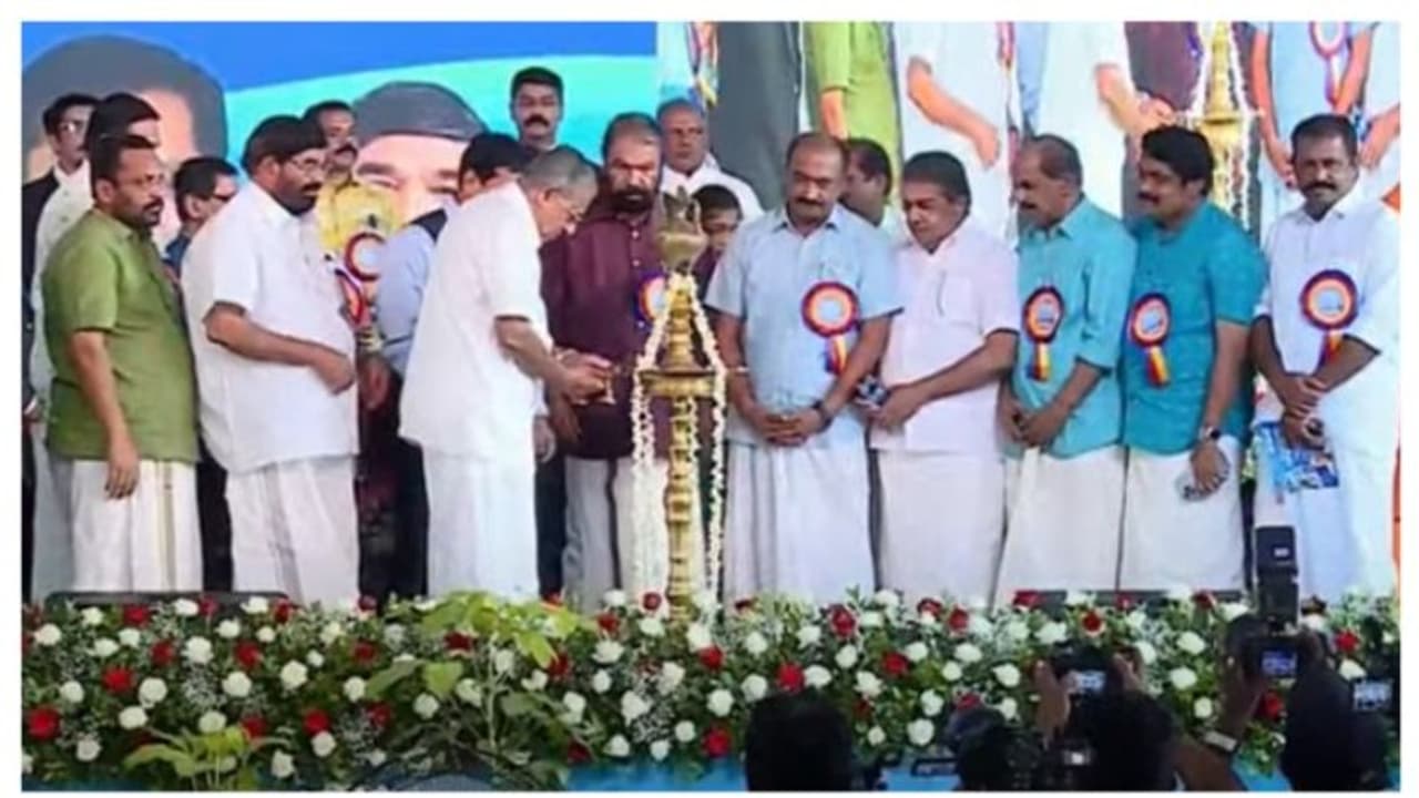 കടലോളം അഭിമാനം; 'വിഴിഞ്ഞം കേരള വികസന അധ്യായത്തില് പുതിയ ഏട്'; ആദ്യ മദര്ഷിപ്പിന് വന് വരവേല്പ് കടലോളം അഭിമാനം; 'വിഴിഞ്ഞം കേരള വികസന അധ്യായത്തില് പുതിയ ഏട്'; ആദ്യ മദര്ഷിപ്പിന് വന് വരവേല്പ്