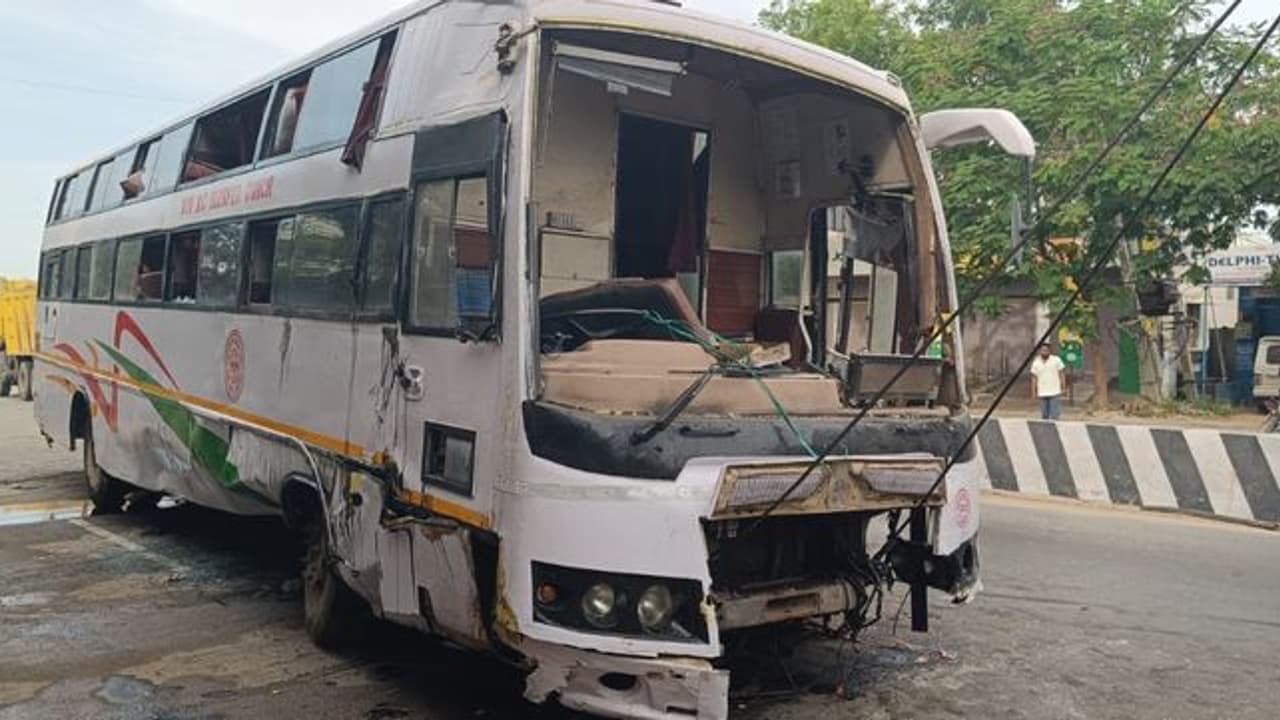 ರಾಯಚೂರು: ಡಿವೈಡರ್‌ಗೆ ಡಿಕ್ಕಿ ಹೊಡೆದ KSRTC ಬಸ್‌, ಸ್ಥಳದಲ್ಲೇ ಚಾಲಕ ಸಾವು 
