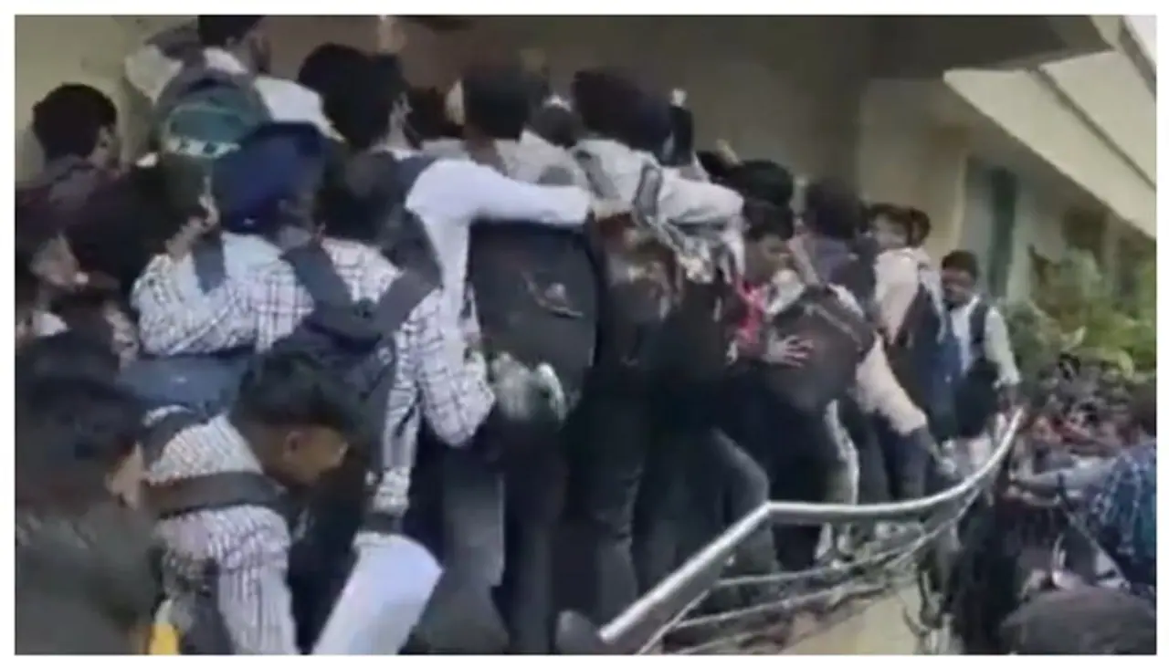 'ഭരണകൂടമേ നിങ്ങളിത് കാണുക'; ഗുജറാത്തിലെ ഐടി കമ്പനിയിലേക്കുള്ള അഭിമുഖത്തിനെത്തിയ തൊഴിൽരഹിതരുടെ വീഡിയോ വൈറൽ 'ഭരണകൂടമേ നിങ്ങളിത് കാണുക'; ഗുജറാത്തിലെ ഐടി കമ്പനിയിലേക്കുള്ള അഭിമുഖത്തിനെത്തിയ തൊഴിൽരഹിതരുടെ വീഡിയോ വൈറൽ