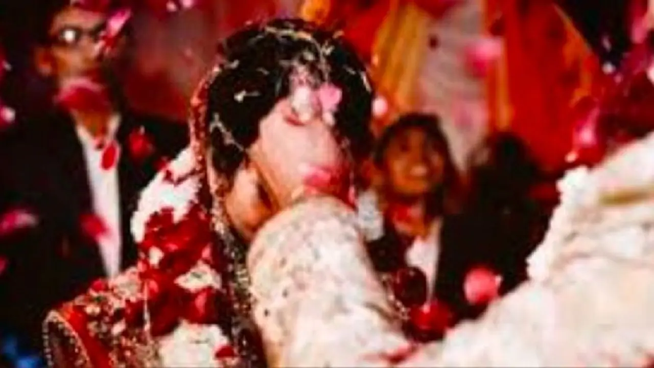 ತಾಳಿ ಕಟ್ಟುವ ಶುಭ ವೇಳೆ ಬಯಲಾಯ್ತು ವಧುವಿನ ಲೀಲೆ: ಮಂಟಪದಿಂದ ಹೊರ ನಡೆದ ವರ ತಾಳಿ ಕಟ್ಟುವ ಶುಭ ವೇಳೆ ಬಯಲಾಯ್ತು ವಧುವಿನ ಲೀಲೆ: ಮಂಟಪದಿಂದ ಹೊರ ನಡೆದ ವರ