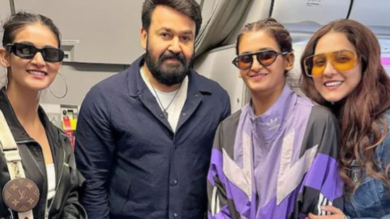 'വിമാനത്തിലുള്ള മോഹൻമാര് എഴുന്നേല്ക്കൂ', മോഹൻ സിസ്റ്റേഴ്സ് മോഹൻലാലിനൊപ്പം 'വിമാനത്തിലുള്ള മോഹൻമാര് എഴുന്നേല്ക്കൂ', മോഹൻ സിസ്റ്റേഴ്സ് മോഹൻലാലിനൊപ്പം