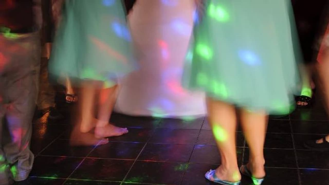 അപരിചിതനൊപ്പം നൃത്തം ചെയ്ത ഭാര്യയെ തടഞ്ഞു, അമ്മായിഅപ്പനും അളിയനും ചേർന്ന് യുവാവിനെ പൂട്ടിയിട്ട് തല്ലി അപരിചിതനൊപ്പം നൃത്തം ചെയ്ത ഭാര്യയെ തടഞ്ഞു, അമ്മായിഅപ്പനും അളിയനും ചേർന്ന് യുവാവിനെ പൂട്ടിയിട്ട് തല്ലി