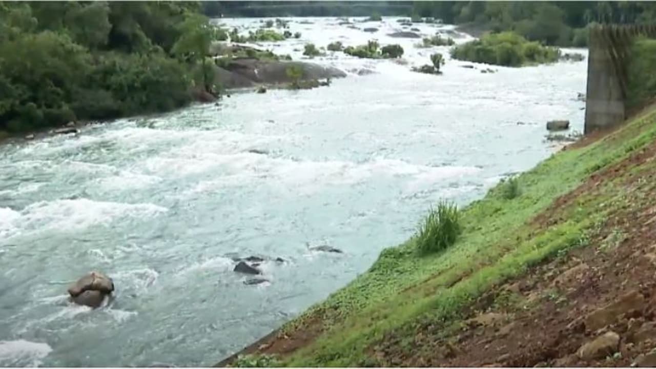ഇഴഞ്ഞിഴഞ്ഞ് ചാലക്കുടി തുമ്പൂർമുഴി ഇടതുകര കനാൽ ബണ്ടിന്‍റെ പുനർനിർമ്മാണം; മണ്ണിടിച്ചിൽ ആശങ്കയിൽ നാട്ടുകാർ